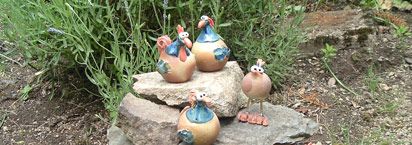 Keramikfiguren im Garten
